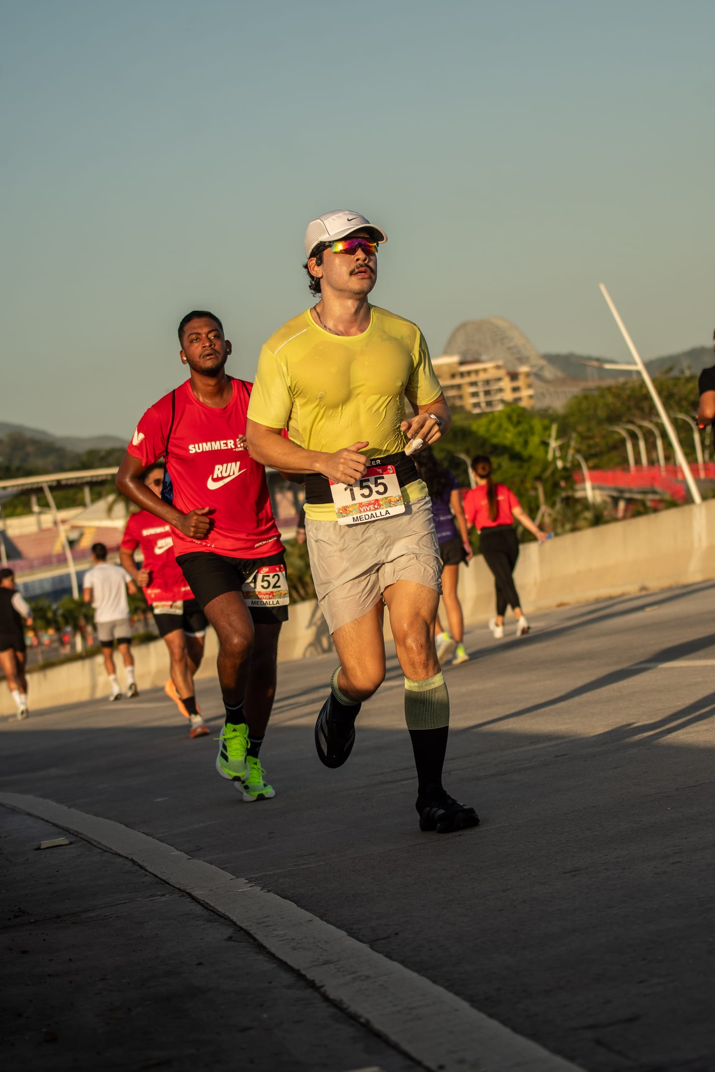 Corriendo enfocado con la ciudad de fondo, decidido a empujar