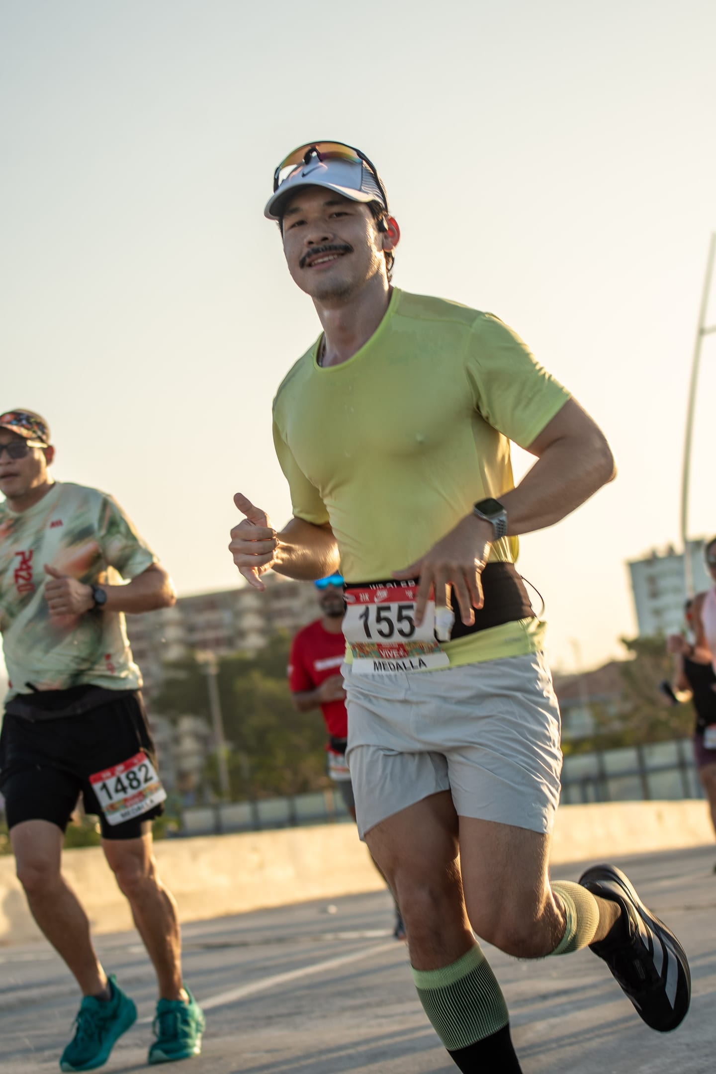 Sonriendo relajado al inicio de la carrera de 10K