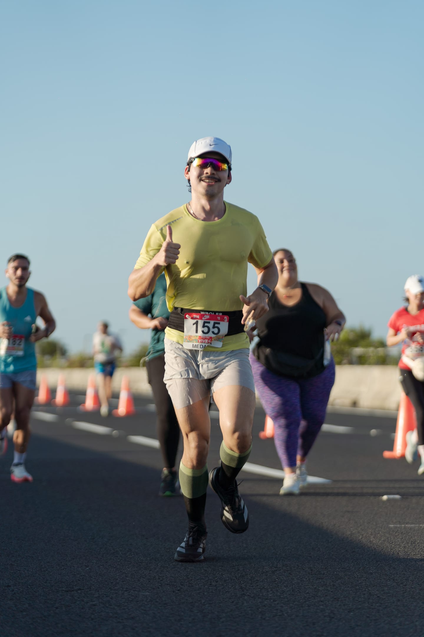 Pulgar arriba corriendo con energía en la recta final de la 10K